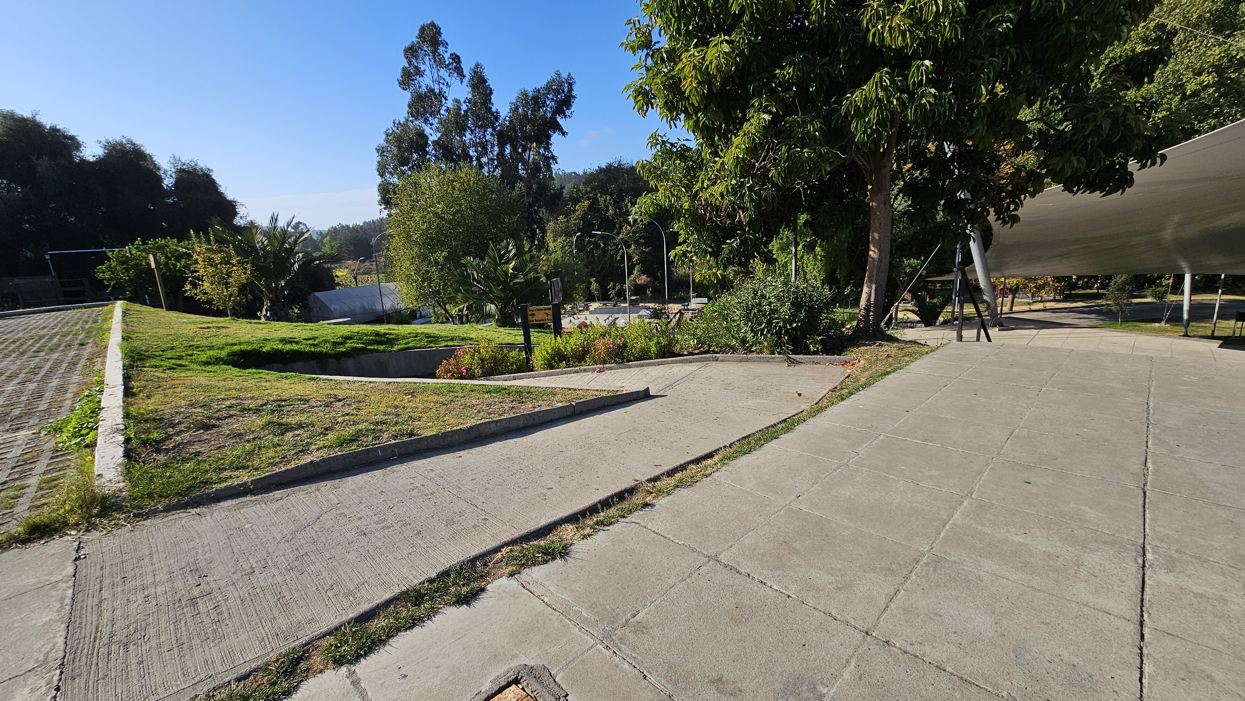 Fotografía de rampa para llegar a sectores verdes del parque